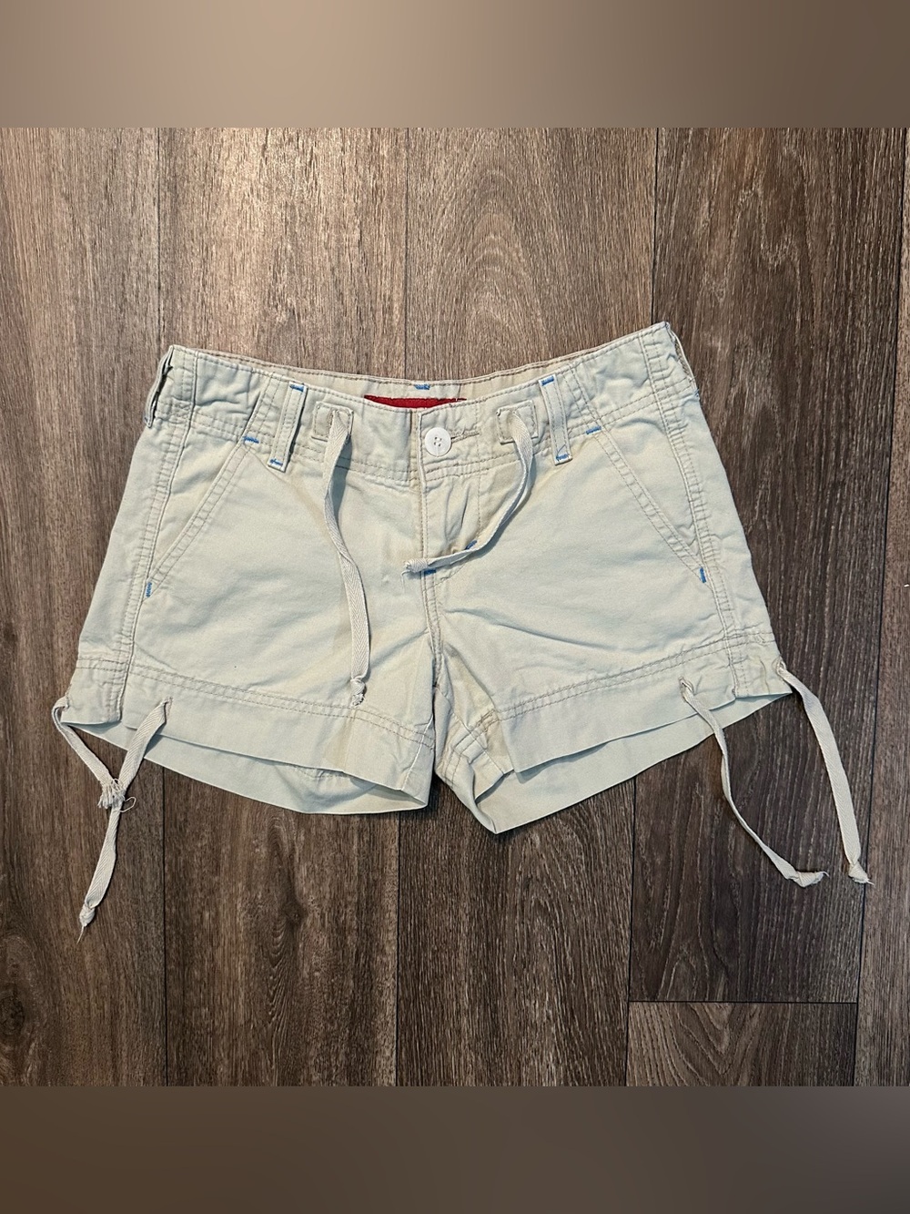 Y2K 2000’s Levi’s low rise slouch tan cargo shorts Sz XS juniors